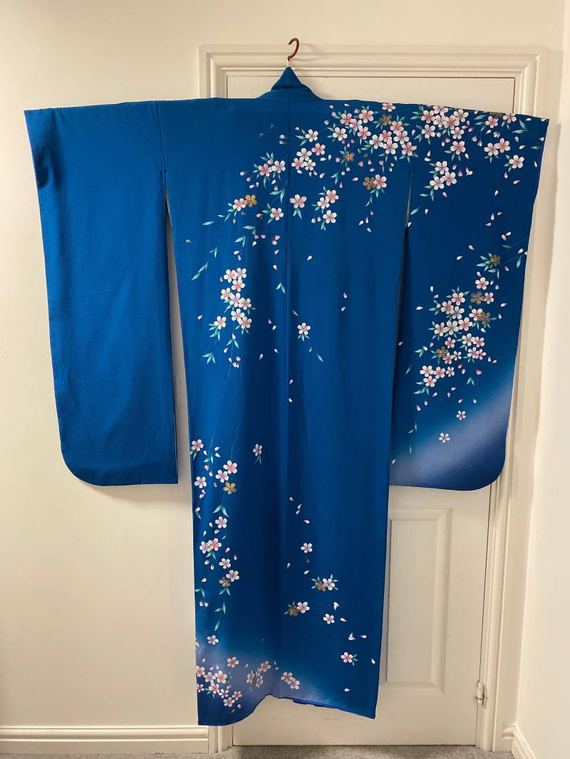 Blaue Seide Furisode Mit Kirschblüten Print Blaue Seide Furisode Mit Kirschblüten Print von Gokigenyou