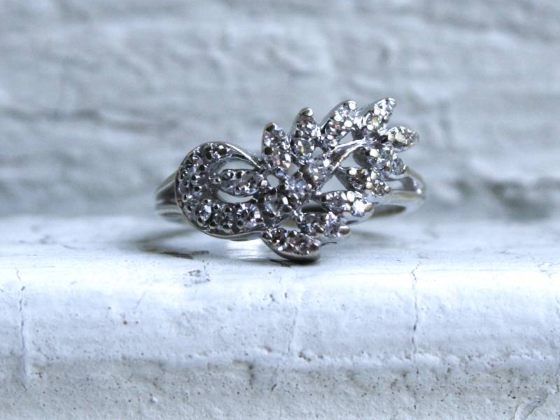 Bezaubernder Vintage 14K Weißgold Diamant Verlobungsring - 0.62Ct von GoldAdore