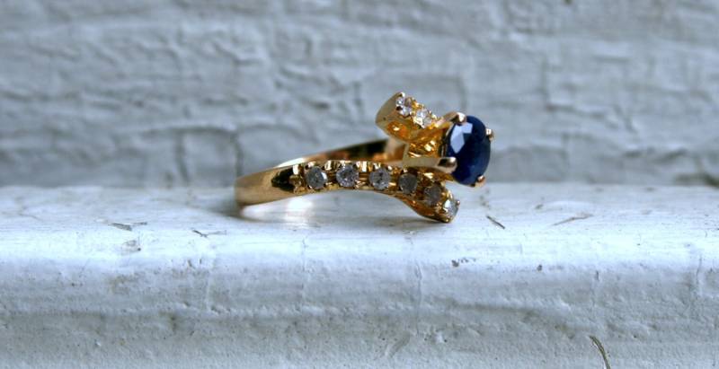 Vintage Bypass-Ring Aus 18 Karat Gelbgold Mit Diamant Und Saphir - 1, 48 Ct von GoldAdore