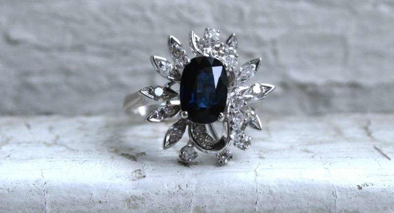 Jahrgang 18K Weißgold Retro-Diamant Und Saphir-Cluster-Verlobungsring -2, 22 Ct von GoldAdore