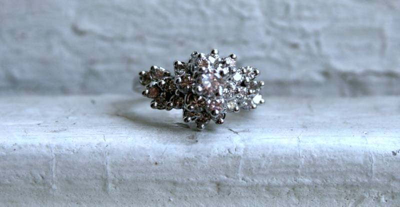 Retro Vintage 18K Weißgold Diamant-Cluster-Verlobungsring - 1, 37 Ct von GoldAdore