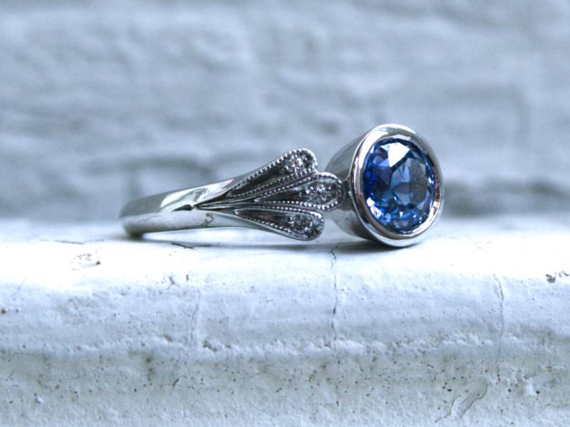 Vintage Inspiriert No Heat Sapphire Verlobungsring Ehering Mit Blättern in 14K Weißgold von GoldAdore