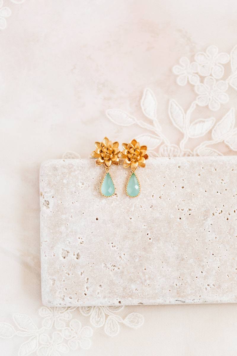 Mint Braut Ohrringe, Gold Tropfen Wasserlily Brautjungfern Sommer Hochzeit Schmuck, Brautschmuck von GoldAmour