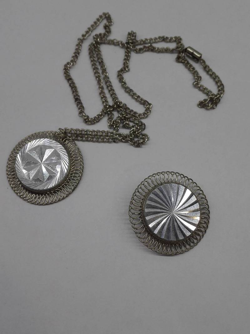 Set Brosche Und Anhänger Lange Linie Diamantschliff Vintage 1970Er Jahre von GoldAnt