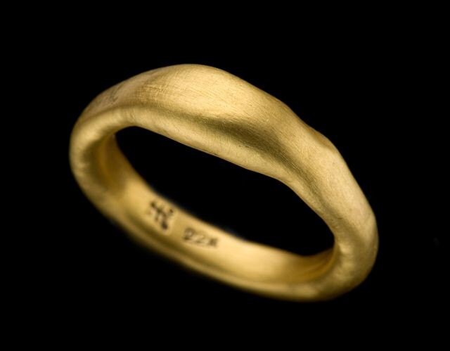 Natürlich Gefüttert Ungleiche 22K Solid Gold Ring, Ehering, Größenverstellbar, Feiner Schmuck, Handgefertigt von GoldArtJewelry