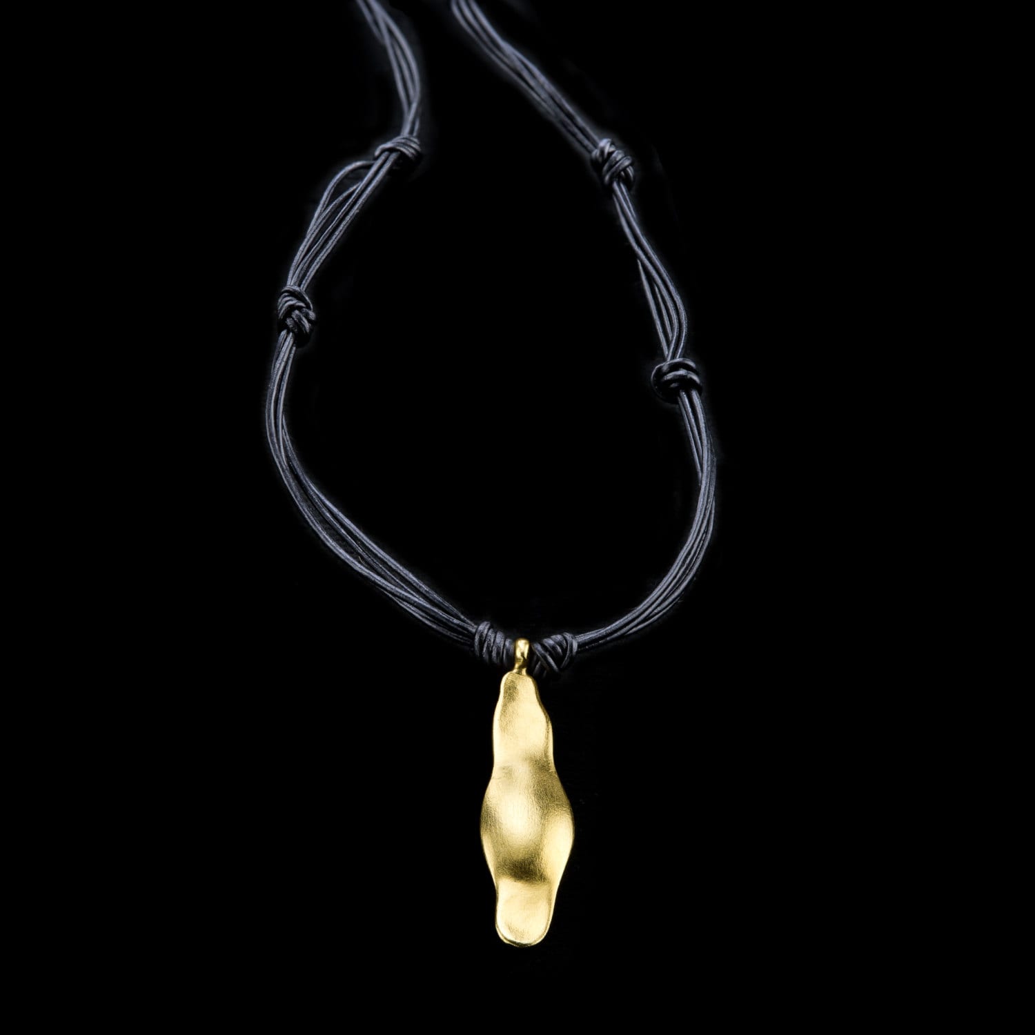 Natürliche Geformte 18 K Solid Gold Pendent Auf Leder Spitze, Unisex Schmuck, Handgefertigt, Natürlich Aussehen Solid Pendent, Feine Schmuck von GoldArtJewelry