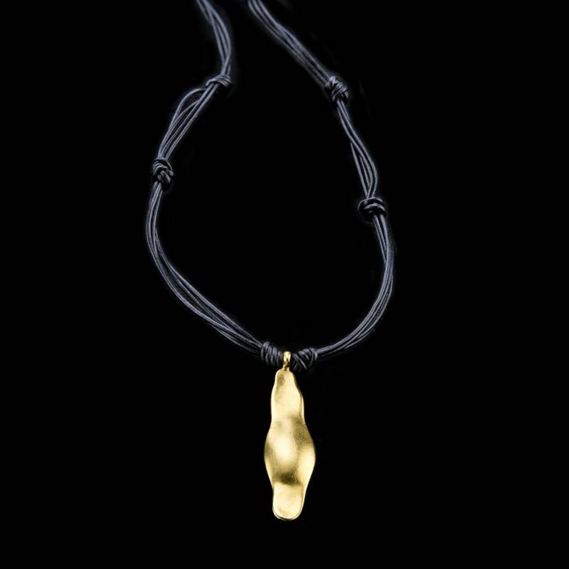 Natürliche Geformte 18 K Solid Gold Pendent Auf Leder Spitze, Unisex Schmuck, Handgefertigt, Natürlich Aussehen Solid Pendent, Feine Schmuck von GoldArtJewelry