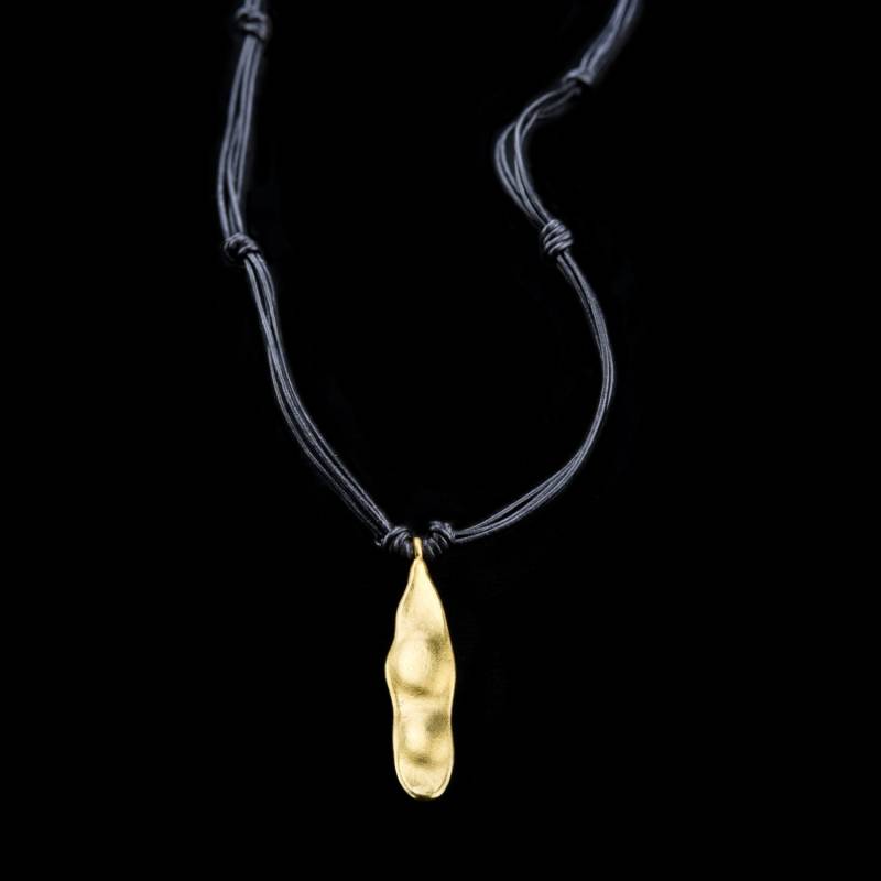 Natürliche Geformte 18 K Solid Gold Pendent Auf Lederspitze, Unisex Schmuck, Handgefertigt, Exklusives Design von GoldArtJewelry