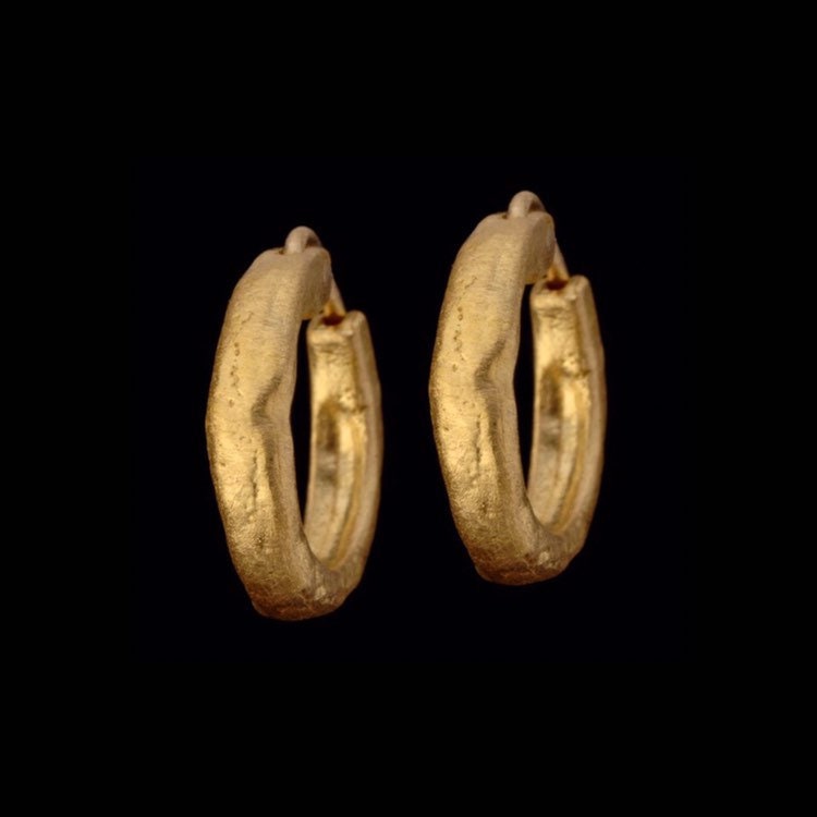 Natürliche Rau Aussehende 22K Solid Gold Click-In Gipsy Ohrringe, Chunky Creolen, Unisex Männer Ohrringe von GoldArtJewelry