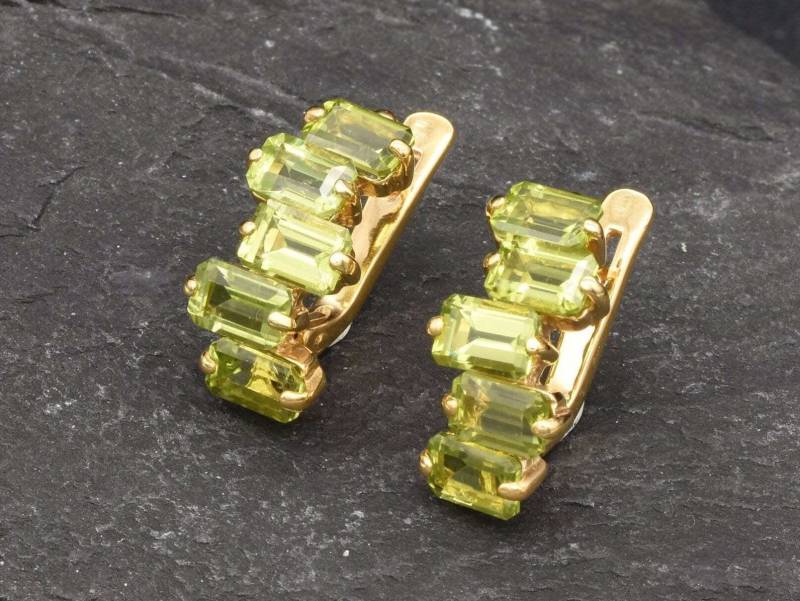 Peridot Gold Ohrringe, Baguette August Birthstone, Natürliche Peridot, Tropfen Halbe Creolen, Grüne Von Adina von GoldByAdina