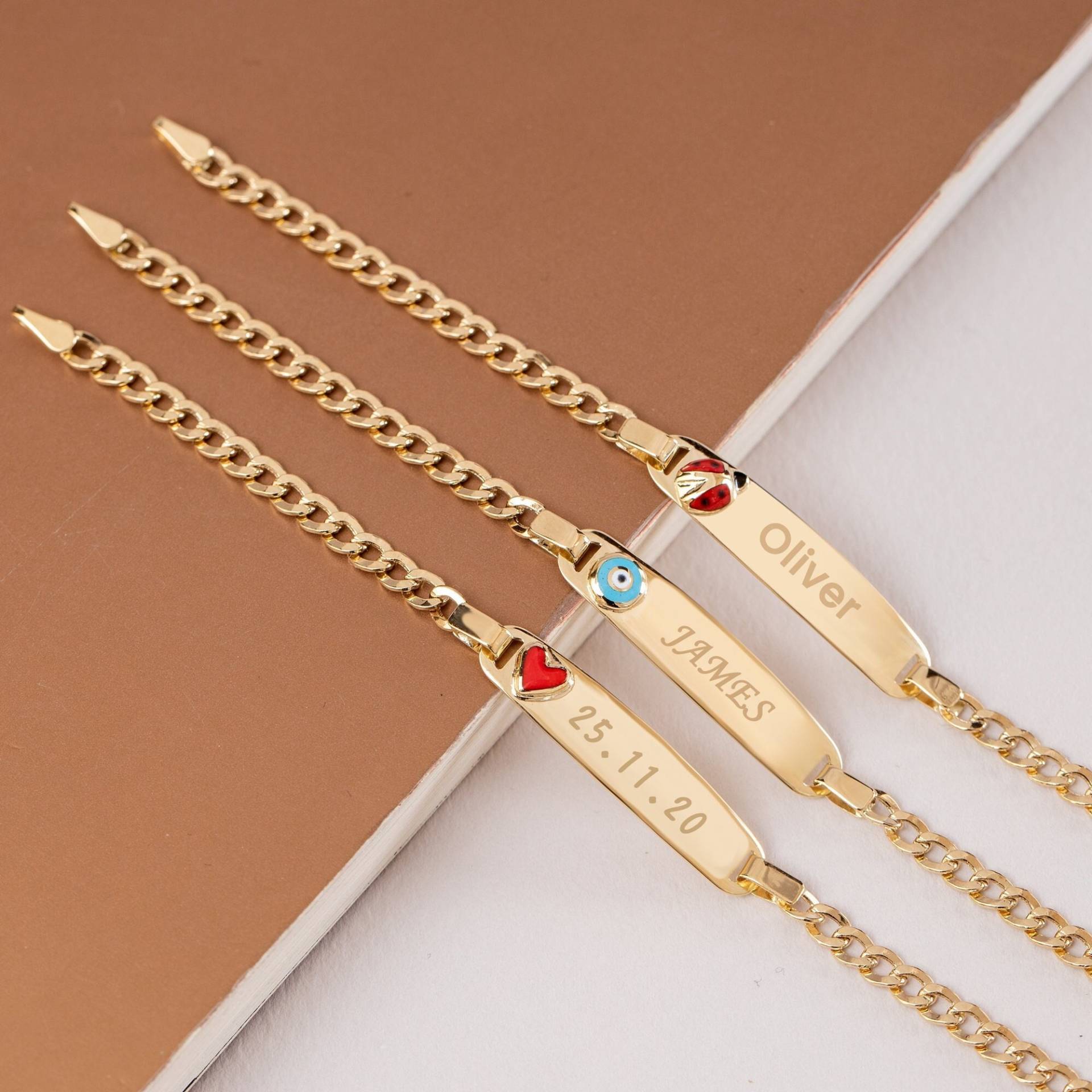 14K Echt Gold Zierliches Baby Armband Mit Herz, Böser Blick & Marienkäfer Figuren, Verstellbares Kinder-Id-Armband, Gravravable Custom Name von GoldByHeart