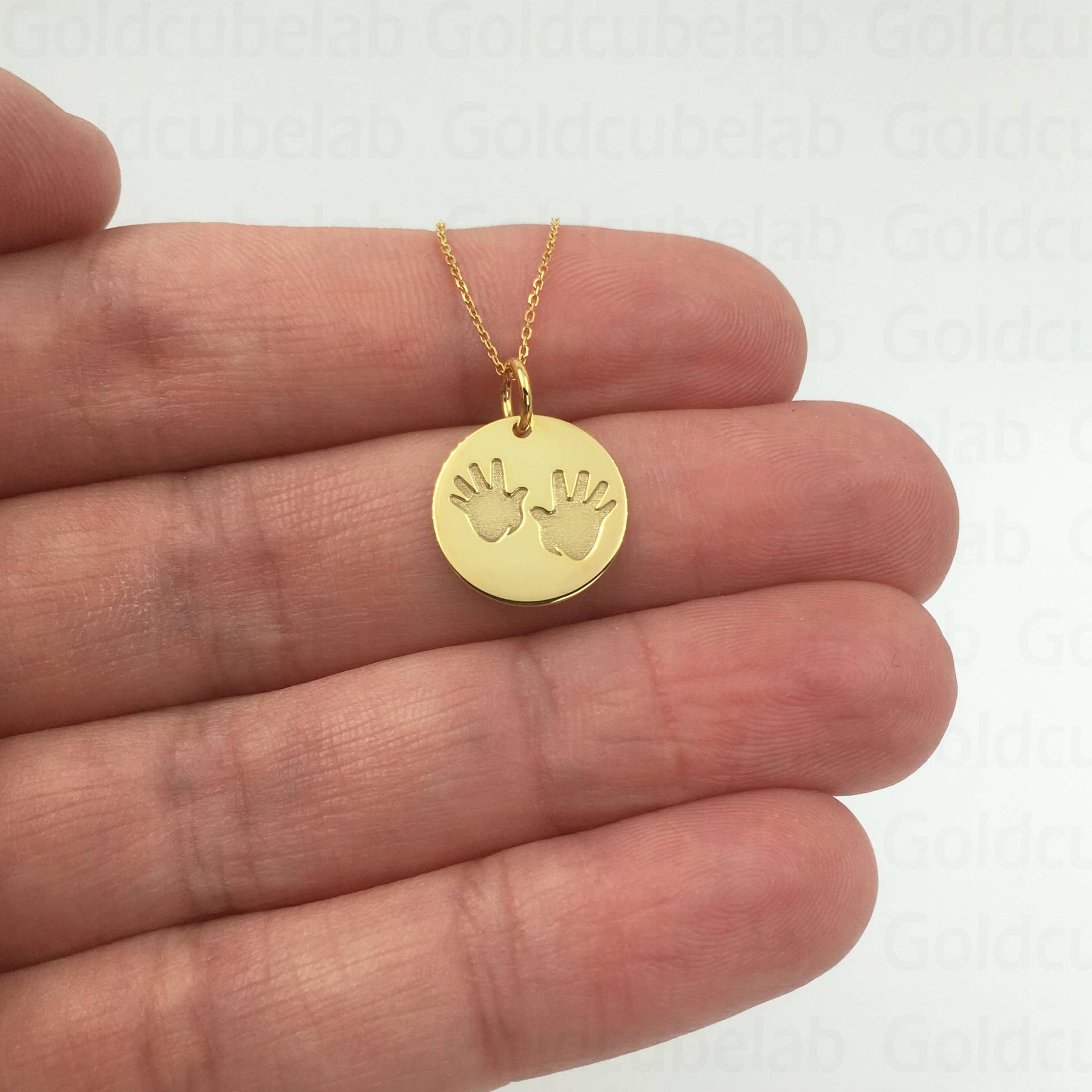 Echt 14K Solid Gold Baby Hände Halskette, Personalisierte Anhänger, Charme Hand Schmuck, Neugeborene Geschenk, Disc Halskette von GoldCubeLab