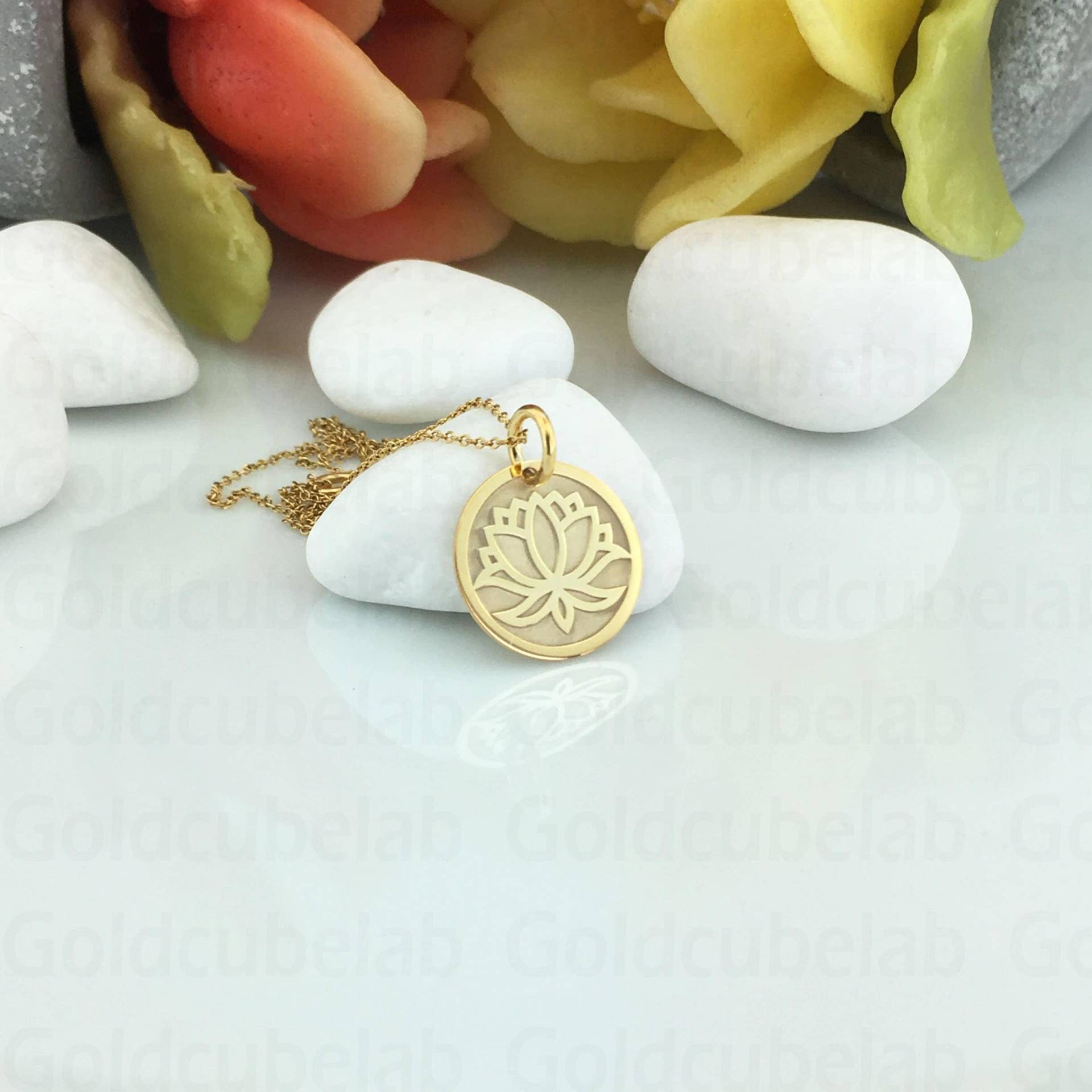 Echt 14K Solid Gold Lotus Halskette, Personalisierte Anhänger, Geburt Blume Lotus, Zarte Münze Charm Schmuck von GoldCubeLab