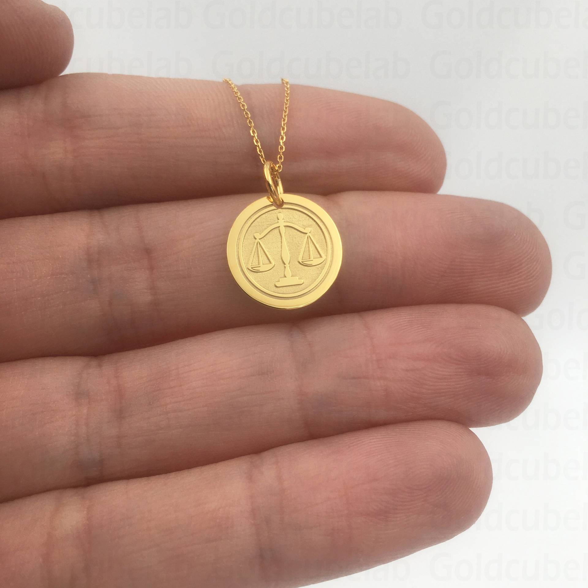 Echt 14K Solid Gold Waage Der Gerechtigkeit Halskette, Personalisierte Anhänger, Anwalt Halskette Charme, Zierliche Disc von GoldCubeLab