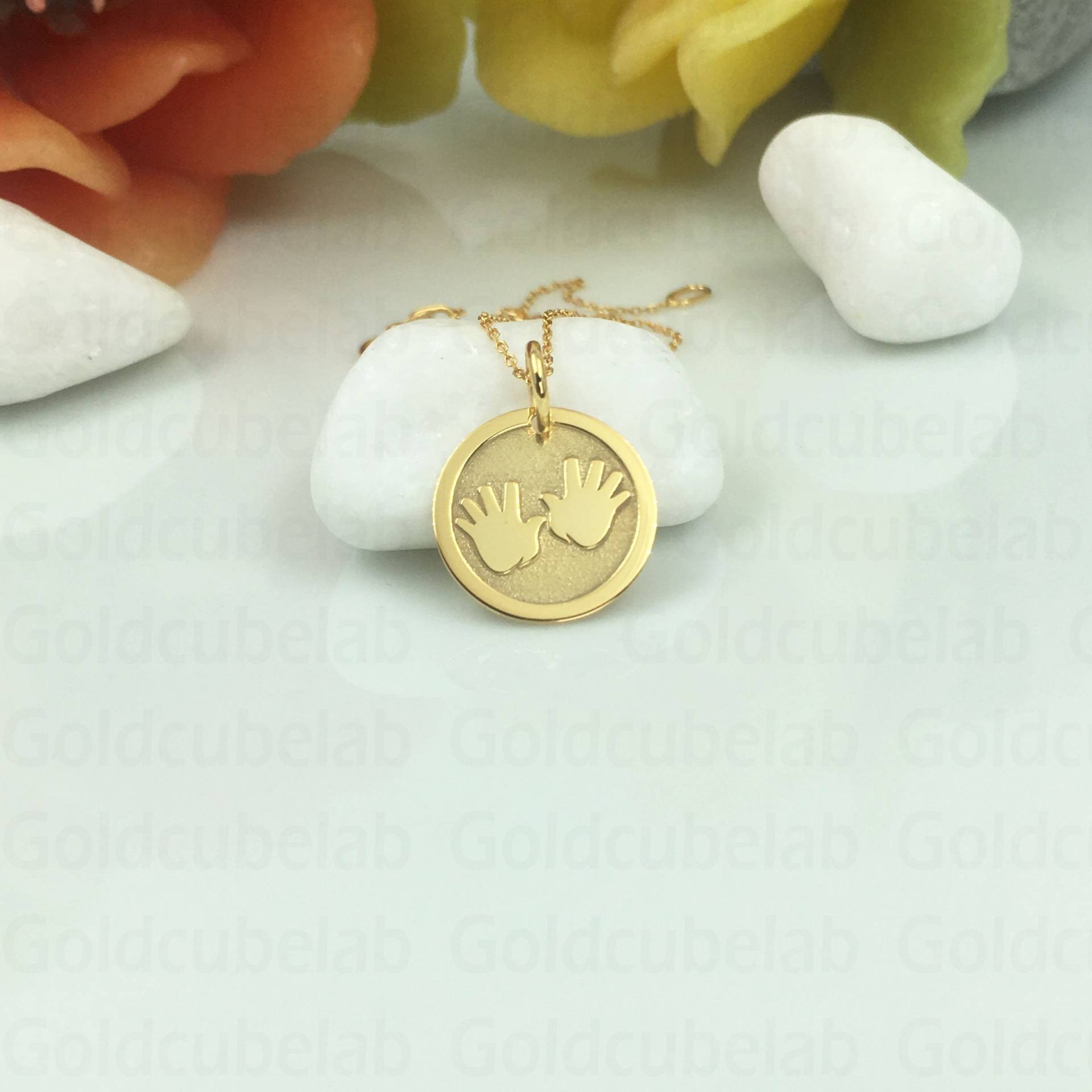 Echte 14K Solid Gold Baby Hände Halskette, Personalisierte Anhänger, Zierliche Münze, Neugeborenen Schmuck, Mama Disc Halskette von GoldCubeLab