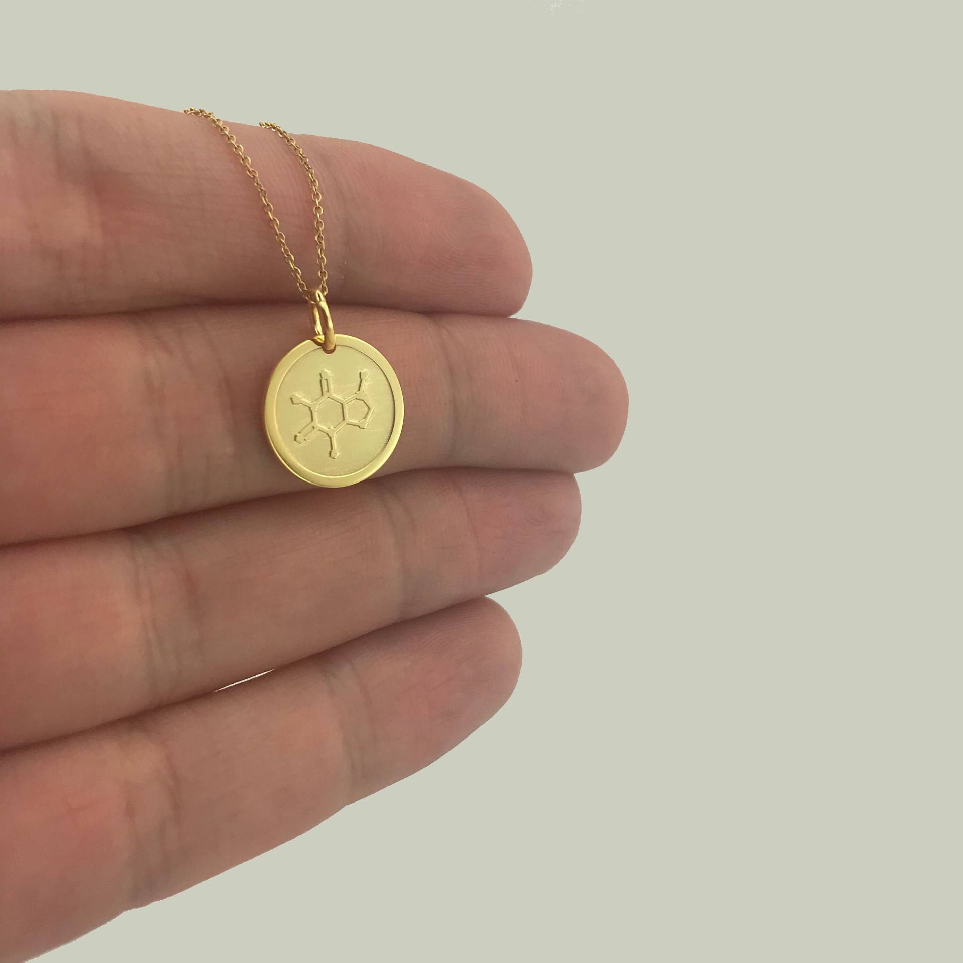 Echte 14K Solid Gold Koffein Molekül Halskette, Personalisierte Kaffee Symbol Anhänger, Charm Wissenschaft Zierliche Schmuck von GoldCubeLab