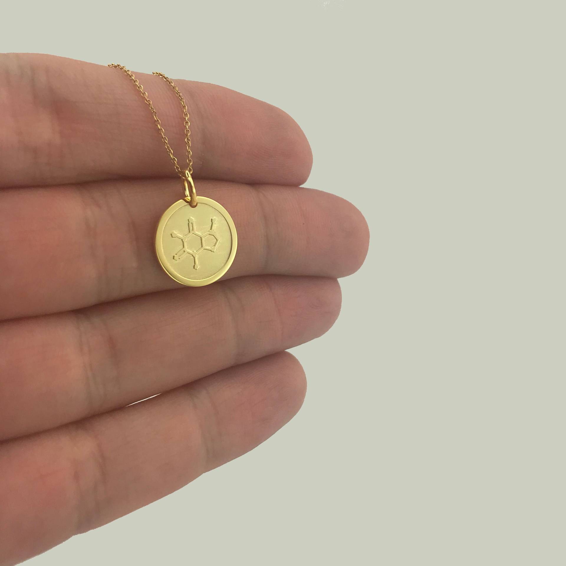 Echte 14K Solid Gold Koffein-Molekül Halskette, Personalisierte Kaffee Symbol Anhänger, Charm Wissenschaft Zierliche Schmuck Echte 14K Solid Gold Koffein-Molekül Halskette, Personalisierte Kaffee Symbol Anhänger, Charm Wissenschaft Zierliche Schmuck von GoldCubeLab