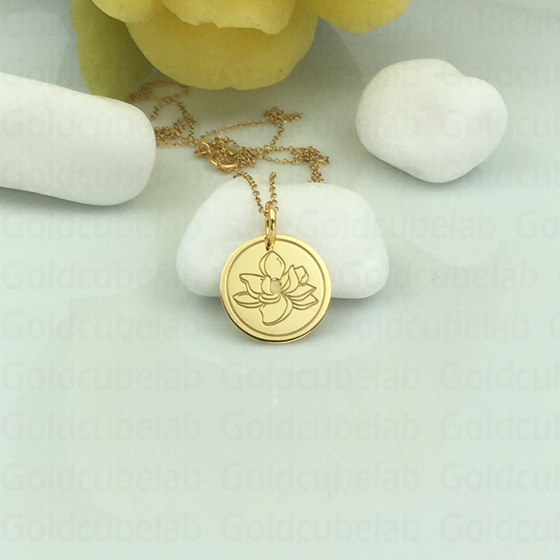 Echte 14K Solid Gold Magnolia Blume Halskette, Personalisierte Anhänger, Zierliche Schmuck, Charm Geburtstagsgeschenk von GoldCubeLab