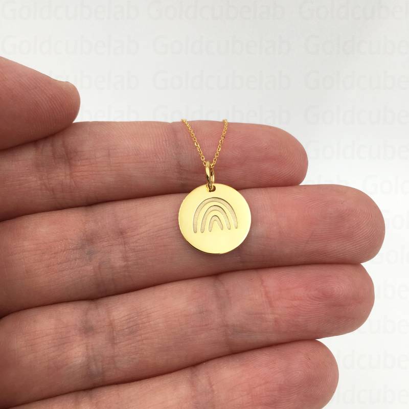 Echte 14K Solid Gold Regenbogen-Halskette, Personalisierter Regenbogen-Anhänger, Zierliche Regenbogenscheibe, Abschlussgeschenk von GoldCubeLab