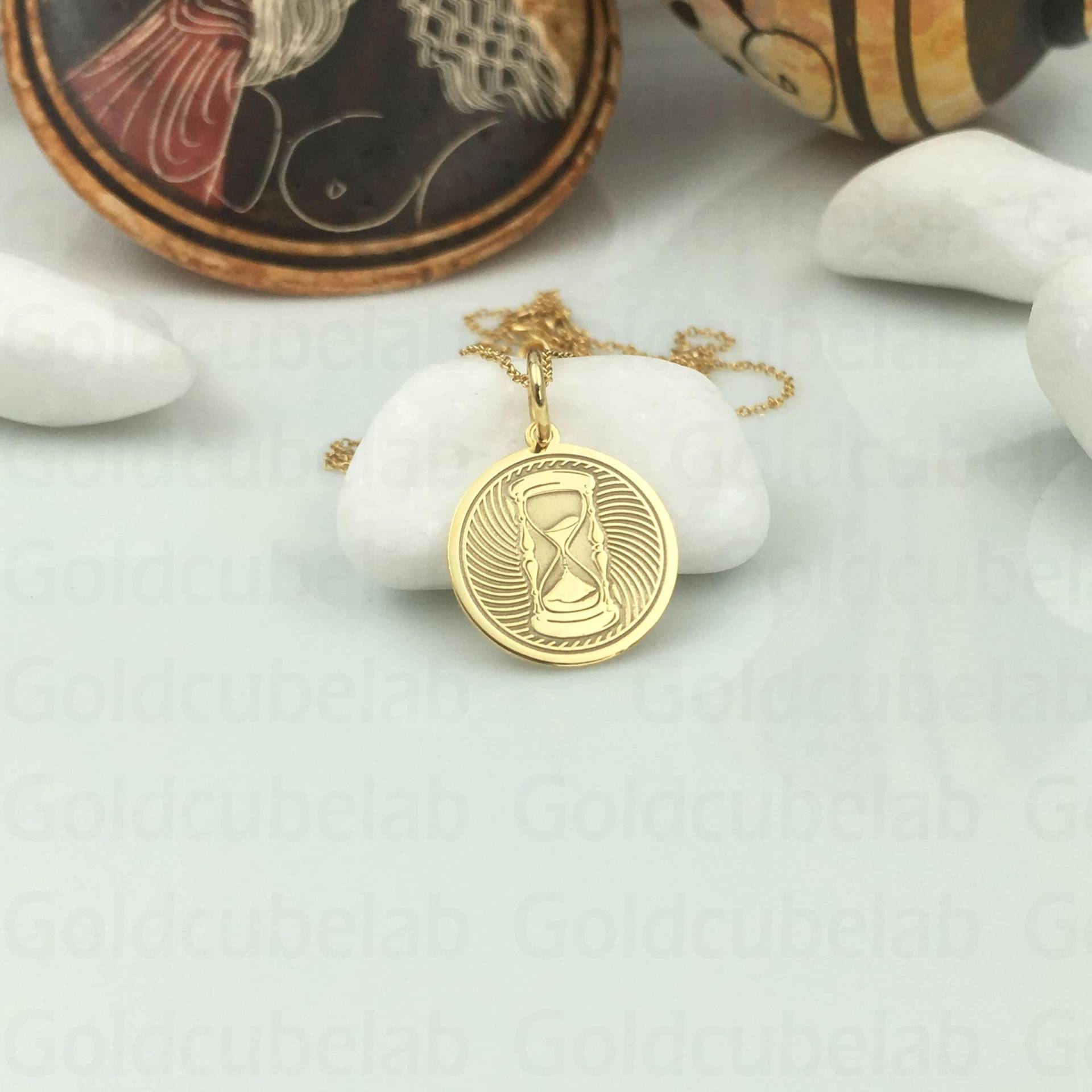 Echte 14K Solid Gold Sanduhr Halskette, Personalisierte Anhänger, Charm Zeitumkehrer Scheibe, Schmuck, Zierliche Scheibe von GoldCubeLab