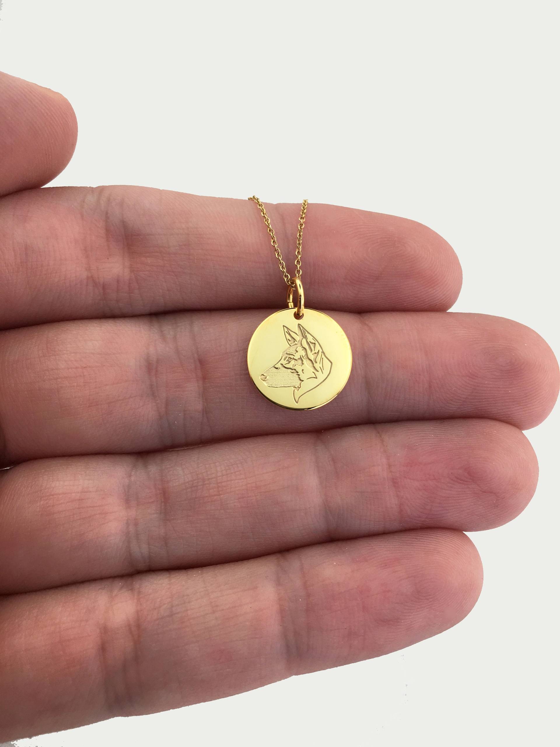 Echte 14K Solid Gold Schäferhund Halskette, Personalisierte Anhänger, Charm Hund Münze Zierlicher Schmuck von GoldCubeLab