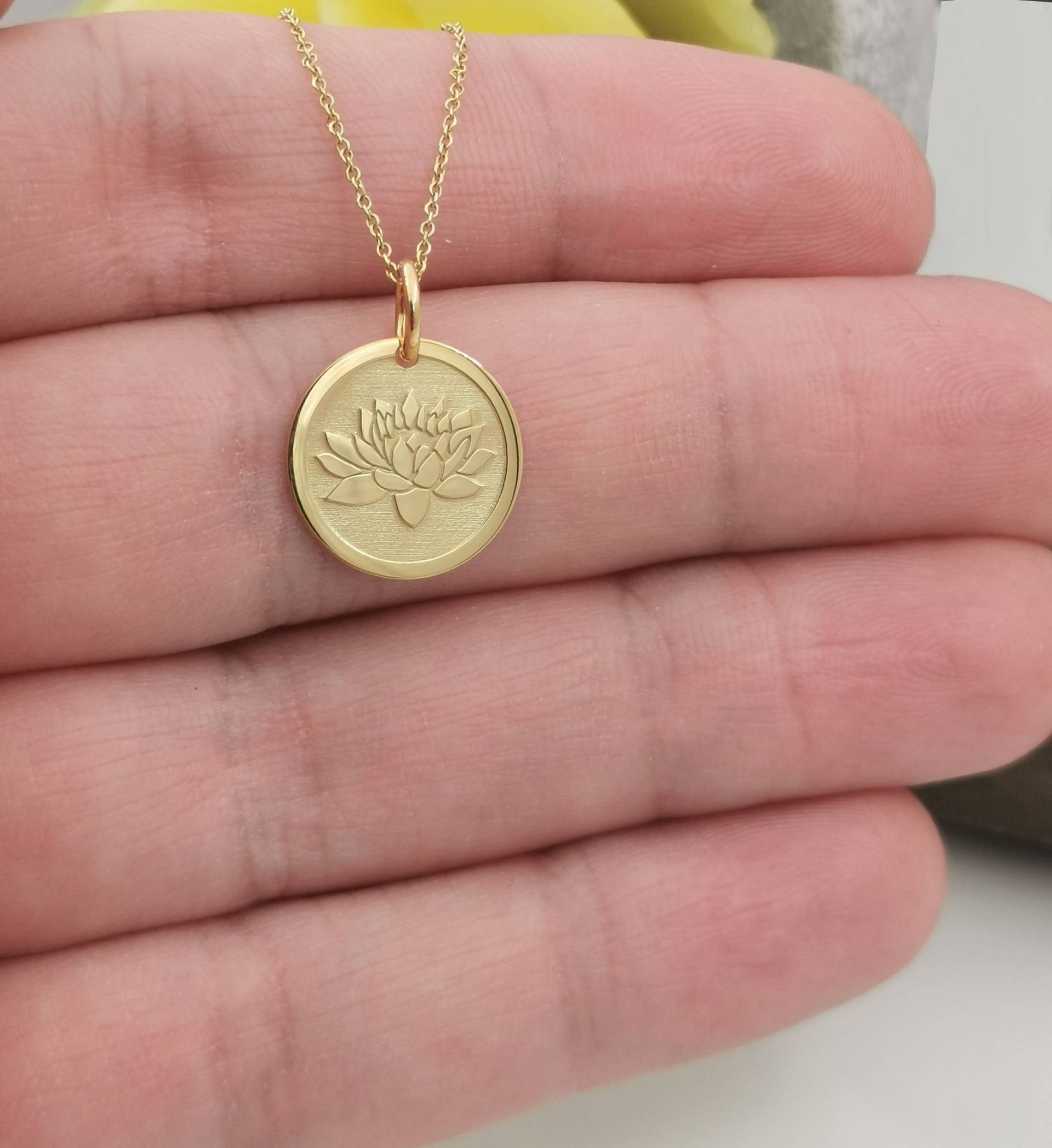 Echte 14K Solid Gold Seerose Halskette, Personalisierte Anhänger, Zarte Lilie Blume Charme, Juli Geburtsblume, Schmuck Echte 14K Solid Gold Seerose Halskette, Personalisierte Anhänger, Zarte Lilie Blume Charme, Juli Geburtsblume, Schmuck von GoldCubeLab