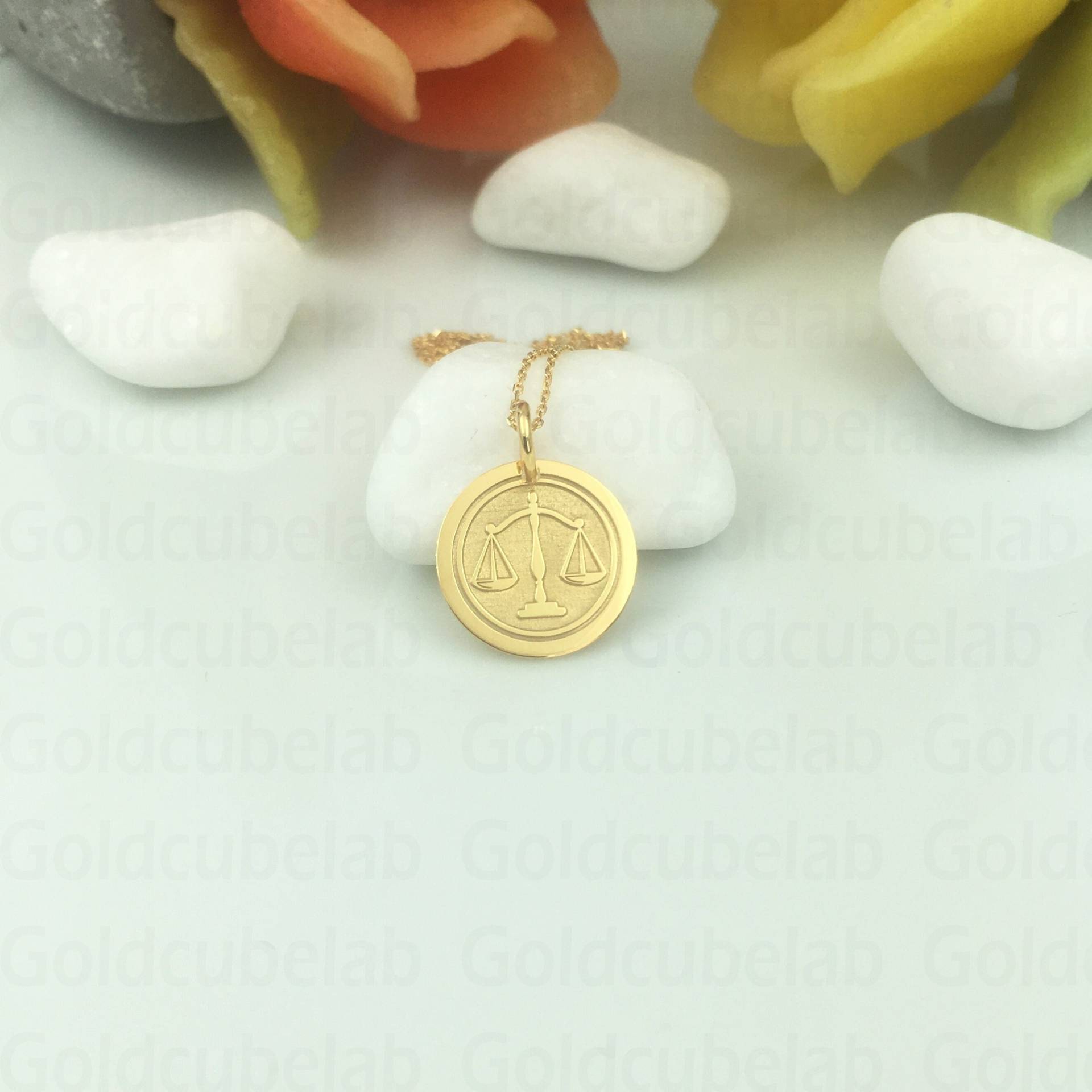 Echte 14K Massivgold Waage Der Gerechtigkeit Halskette, Personalisierte Anhänger, Gold Advokat Charme, Waage-Schuppenscheibe, Abschlussgeschenk von GoldCubeLab