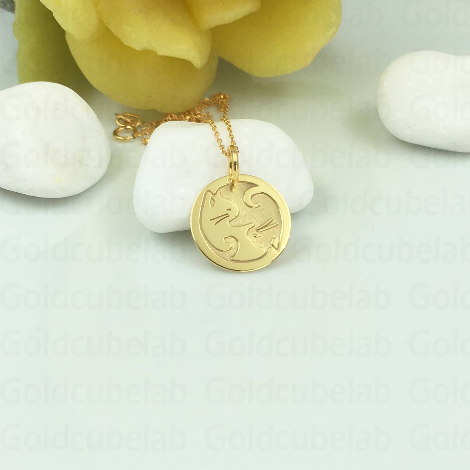 Echte 14K Solid Gold Yin Yang Katzen Halskette, Personalisierte Anhänger, Charm Schwarz Weiß Kitty, Katzenliebhaber Weiße Katzenscheibe von GoldCubeLab