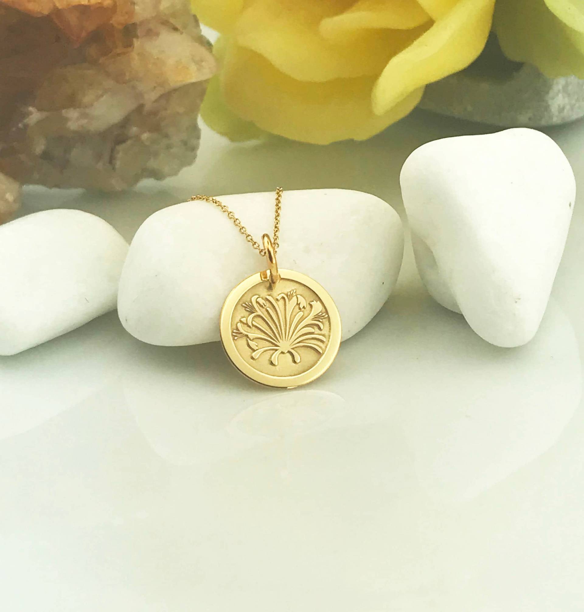Echte 14K Solide Geißblatt Halskette, Personalisierte Gold Anhänger, Zarte Charme Schmuck, Juni Geburt Blume Geschenk Echte 14K Solide Geißblatt Halskette, Personalisierte Gold Anhänger, Zarte Charme Schmuck, Juni Geburt Blume Geschenk von GoldCubeLab