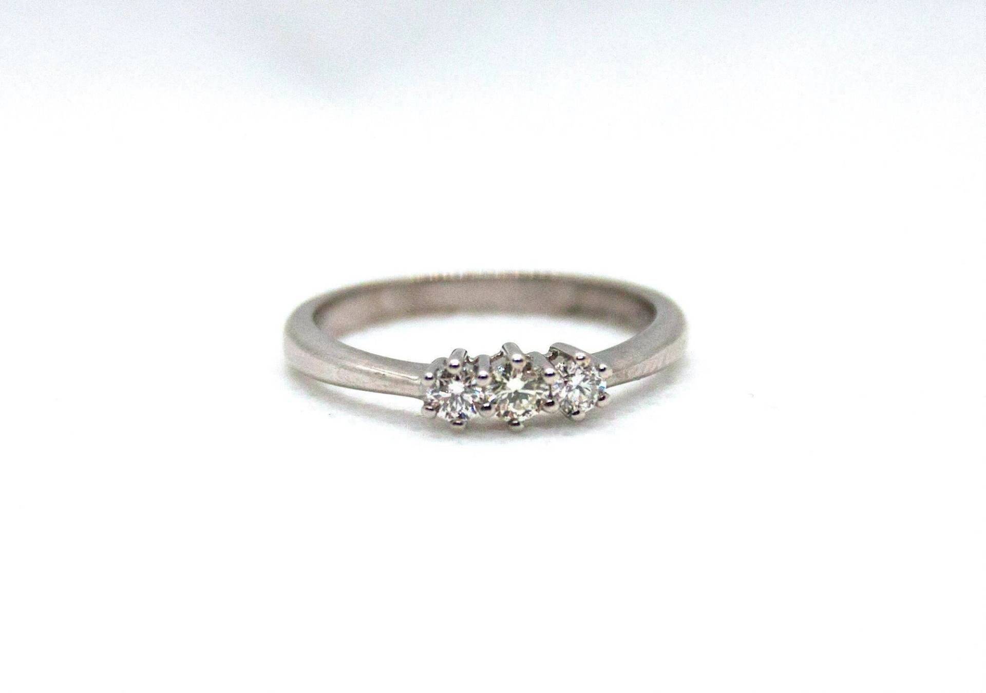 9 Karat Weißgold 3-stein Ring 9 Karat Weißgold 3-stein Ring von GoldCuriosityShop