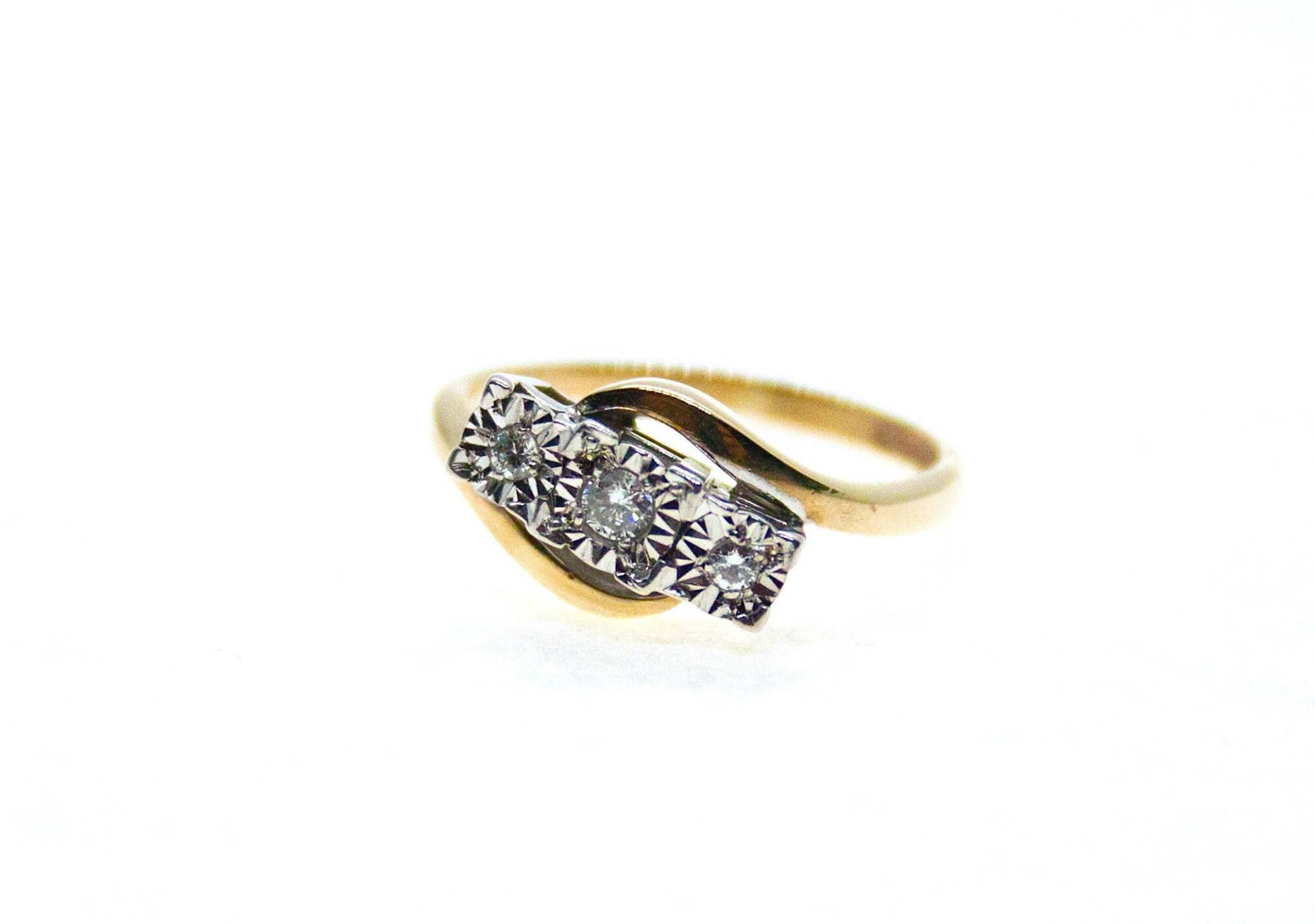 Vintage 9Ct Gold 3-stein Ring Mit Diamanten in Weißgold "Illusion Mount' Fassung Vintage 9Ct Gold 3-stein Ring Mit Diamanten in Weißgold "Illusion Mount' Fassung von GoldCuriosityShop