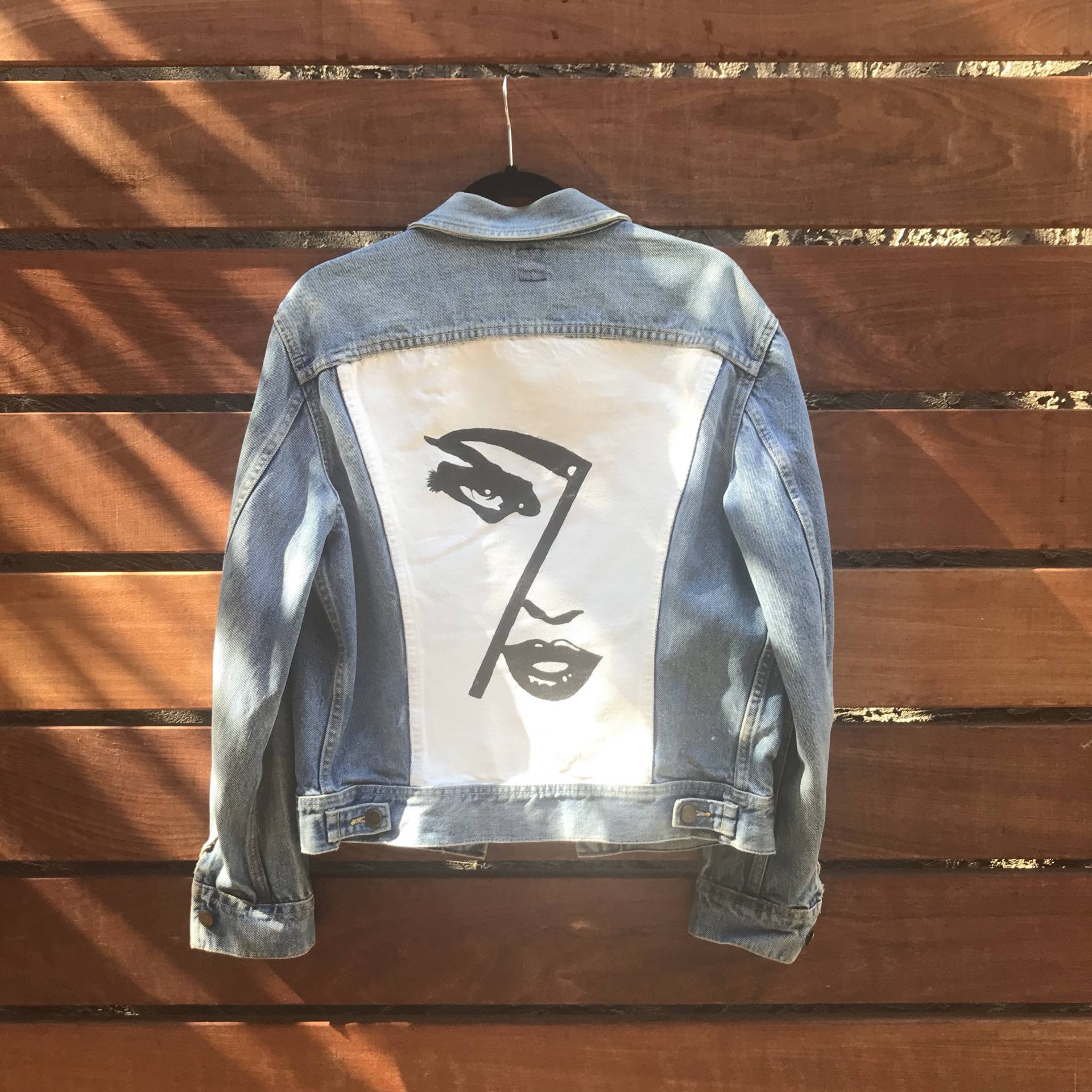Slay All Day Handbemalte Vintage Jeansjacke Slay All Day Handbemalte Vintage Jeansjacke von GoldDustCustomArt