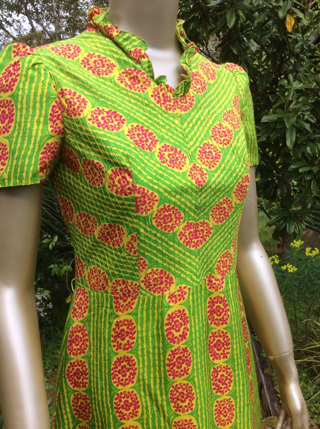 1960S Seide Tailliertes Lime Pink Maxikleid Original Vintage Xsmall von GoldFeverVintage
