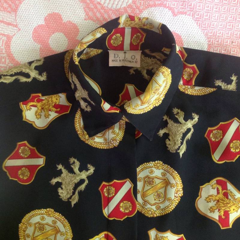 80Er/90Er Jahre Bluse Mit Löwen - Und Schildprint. Knopfleiste Schulterpolster. Barock, Avantgardistisch, Italienisch, Made in Germany. Mittel von GoldFeverVintage