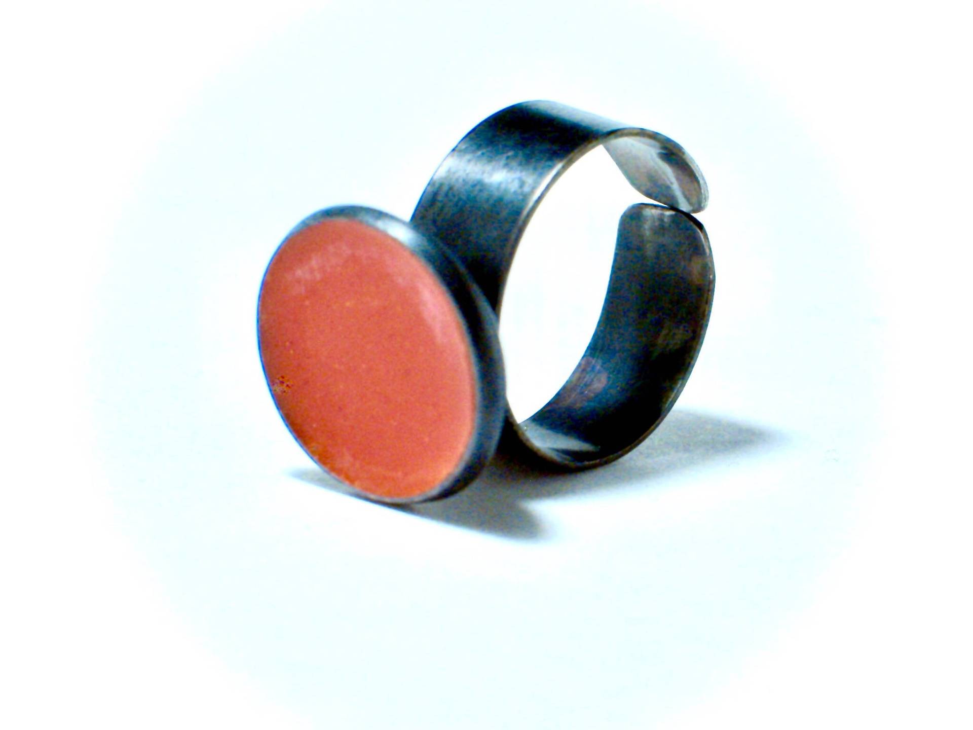 Ring Aus Oxidiertem Sterlingsilber, Kunstharz in Orange, Retro-Pop-Stil Ring Aus Oxidiertem Sterlingsilber, Kunstharz in Orange, Retro-Pop-Stil von GoldFingerBarcelona