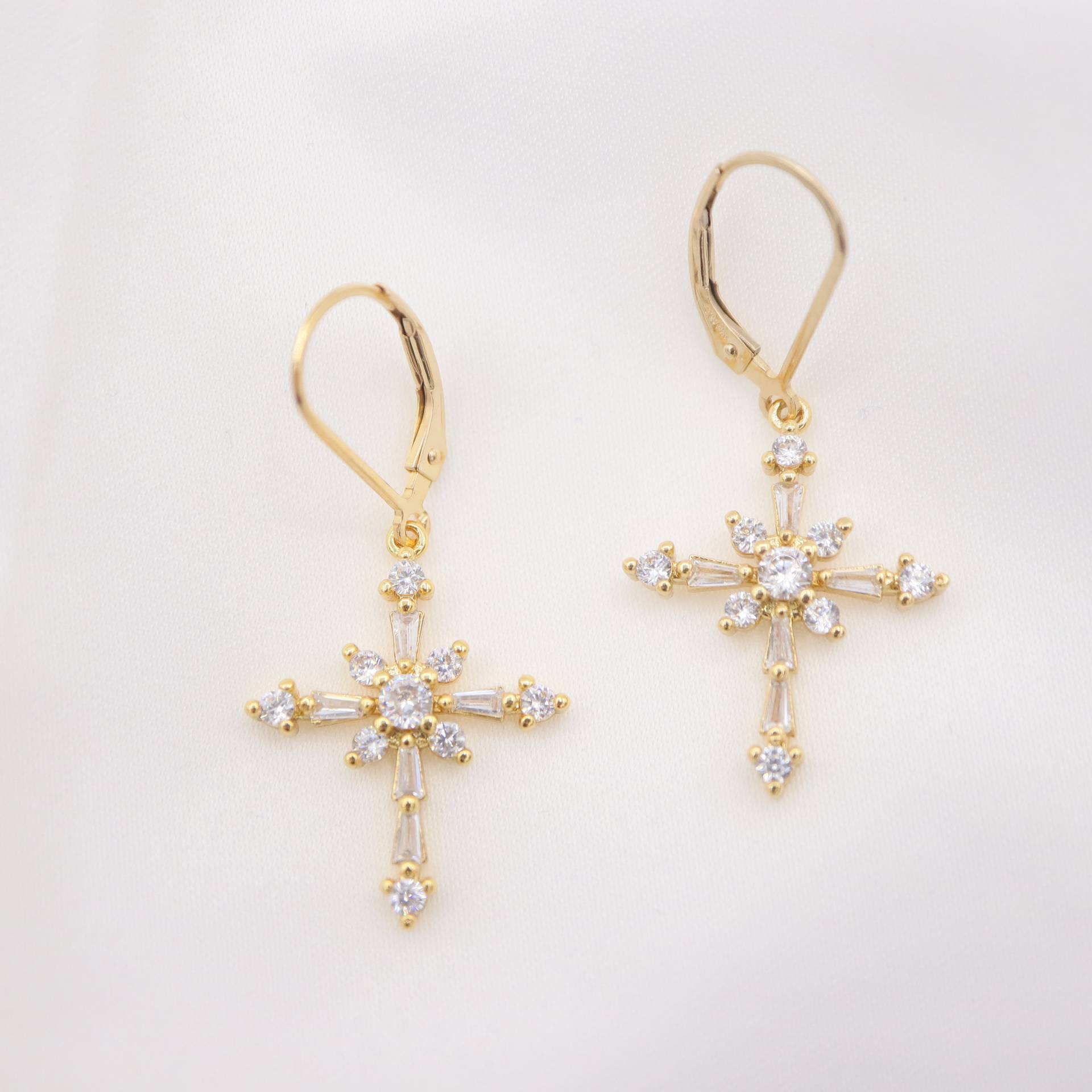 Vintage Diamant Kreuz Ohrringe, Rund Und Im Baguetteschliff Cz Zirkonia, 14K Gold Gefüllt, Geschenk Für Sie Vintage Diamant Kreuz Ohrringe, Rund Und Im Baguetteschliff Cz Zirkonia, 14K Gold Gefüllt, Geschenk Für Sie von GoldGaloreJewelry