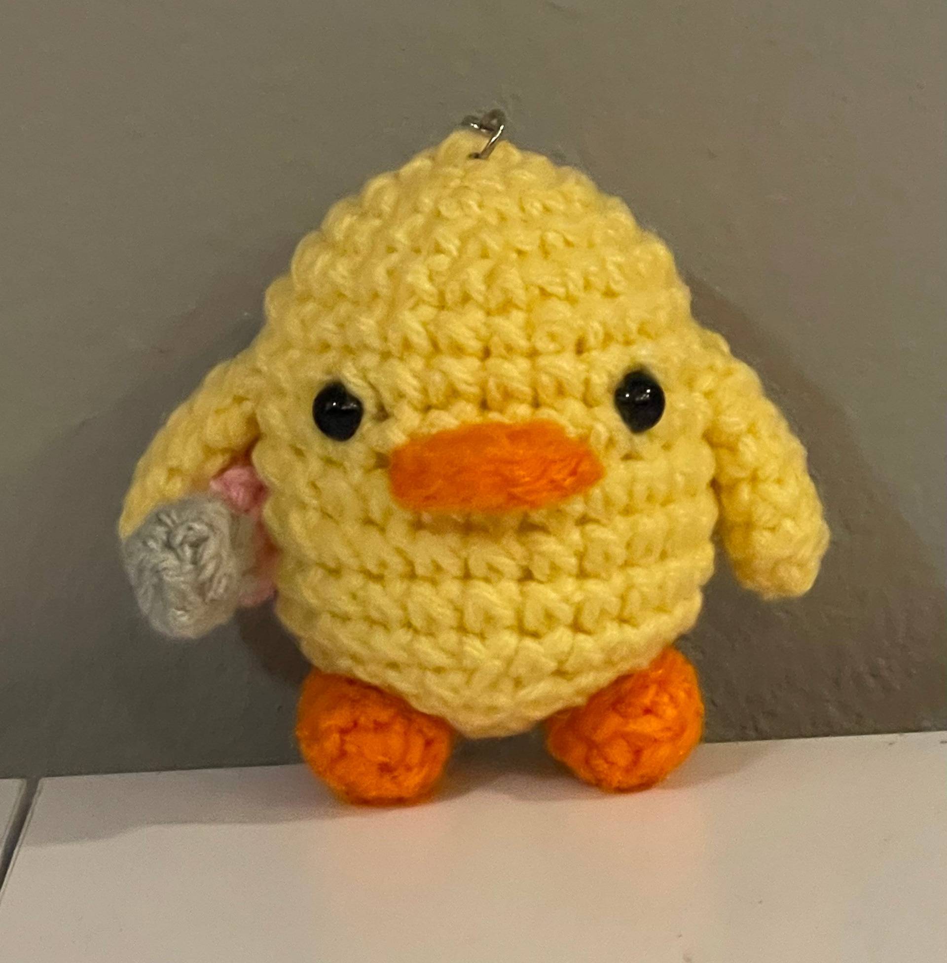 Gehäkelte Ente Mit Messer Schlüsselanhänger - Amigurumi Tier Meme von GoldGirlCrochet