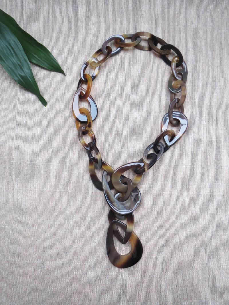 Lange Halskette, Klobige Kettenhalskette, Horn-Halskette, Braune Lange Gliederketten-Halskette, Kettenschmuck, 84 cm Länge Lange Halskette, Klobige Kettenhalskette, Horn-Halskette, Braune Lange Gliederketten-Halskette, Kettenschmuck, 84 cm Länge von GoldGlimmers