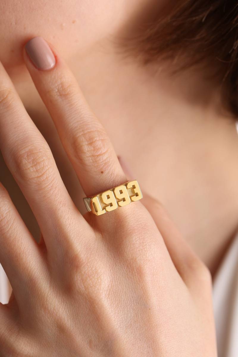 Personalisierter Jahresring, Datumsring, Stapelbarer Geburtsjahrring, Jahrestagsgeschenk, Freundin Geschenk, Personalisierter Ring von GoldHillJewelry