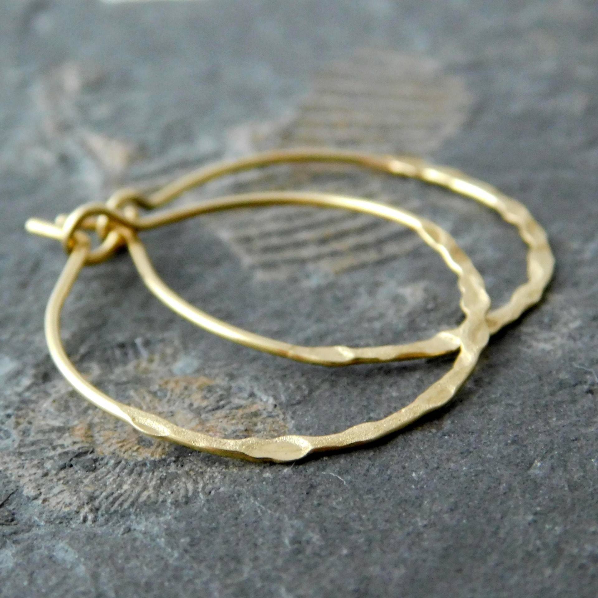 Kleine Gehämmerte Creolen Aus Messing Kleine Gehämmerte Creolen Aus Messing von GoldKindMannheim