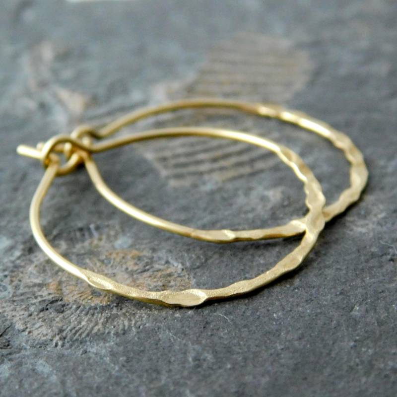 Kleine Gehämmerte Creolen Aus Messing Kleine Gehämmerte Creolen Aus Messing von GoldKindMannheim