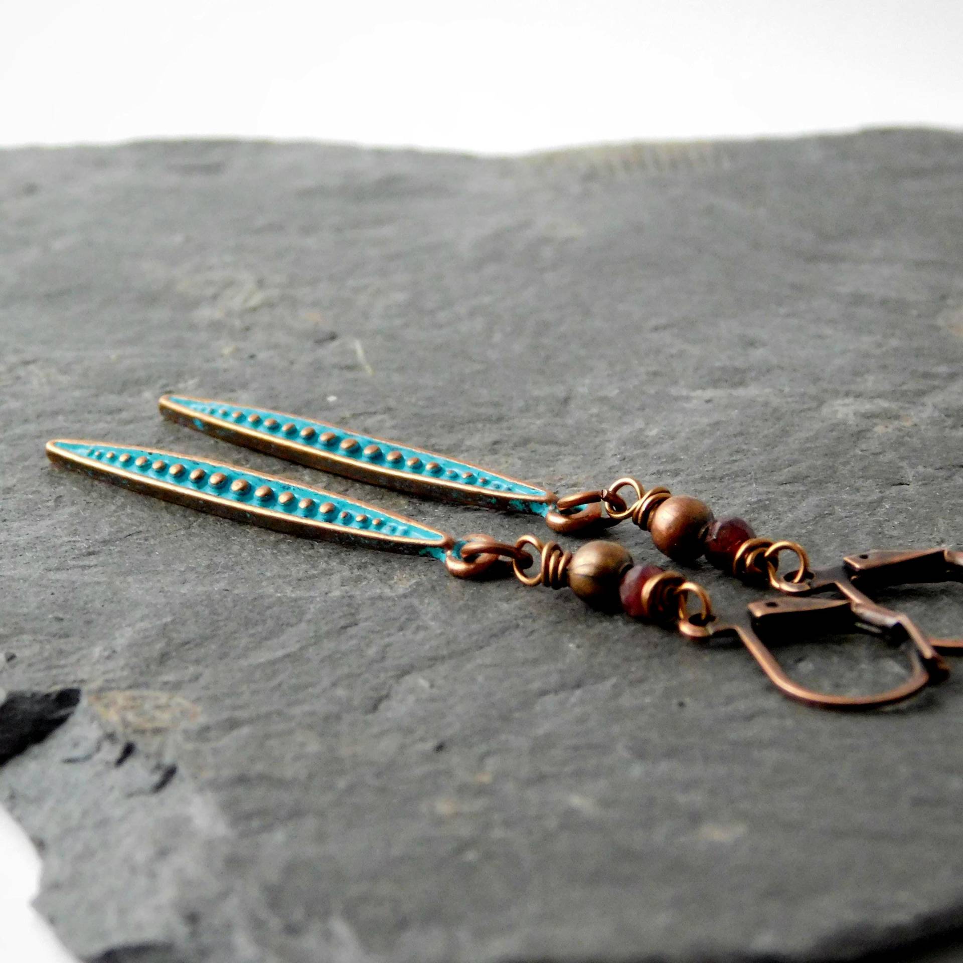 Lange Verdigris Kupfer Ohrringe Mit Granat Lange Verdigris Kupfer Ohrringe Mit Granat von GoldKindMannheim
