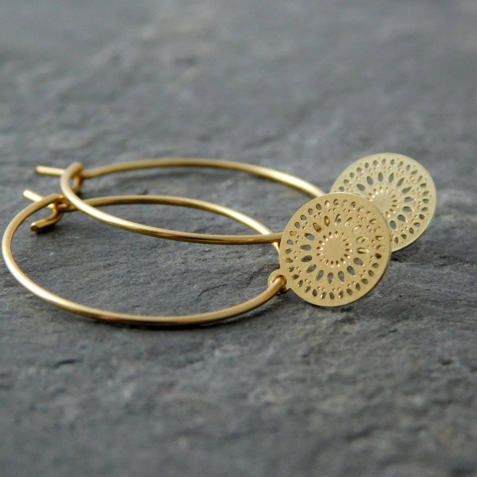 Vergoldete Creolen Mit Filigranem Anhänger Vergoldete Creolen Mit Filigranem Anhänger von GoldKindMannheim