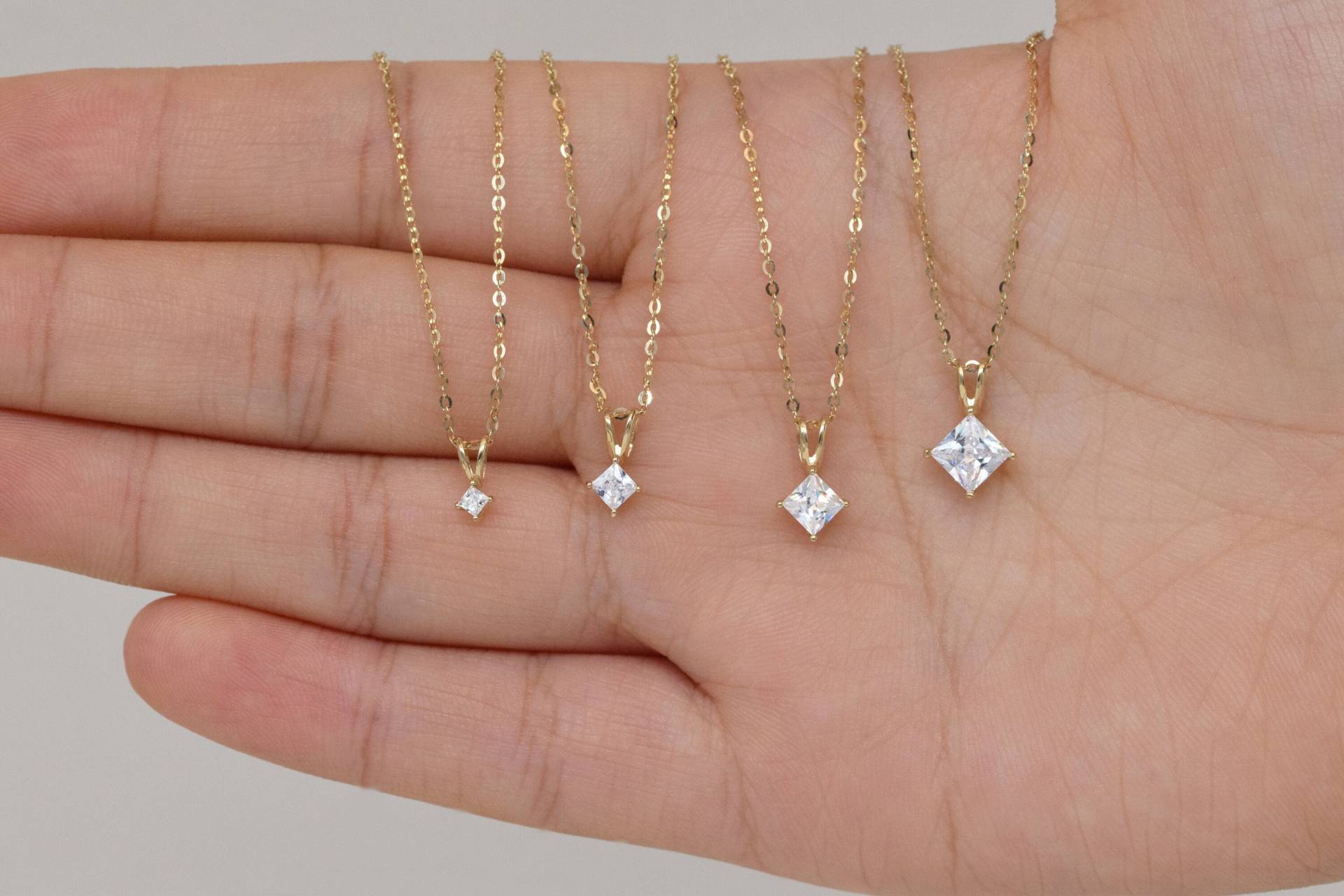 14K Solid Gold Princess Cut Mossanit Halskette, Diamant Solitaire Anhänger, Glänzende Edelstein Zierliche Moissanit Pendent 14K Solid Gold Princess Cut Mossanit Halskette, Diamant Solitaire Anhänger, Glänzende Edelstein Zierliche Moissanit Pendent von GoldMaestro