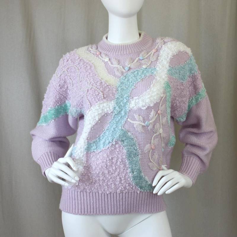 80Er Jahre Pastell Lila Hässliche Genial Pullover | Perle/Blume Funkeln Teppich Schnur Kleine 80Er Jahre Pastell Lila Hässliche Genial Pullover | Perle/Blume Funkeln Teppich Schnur Kleine von GoldMoonVintage