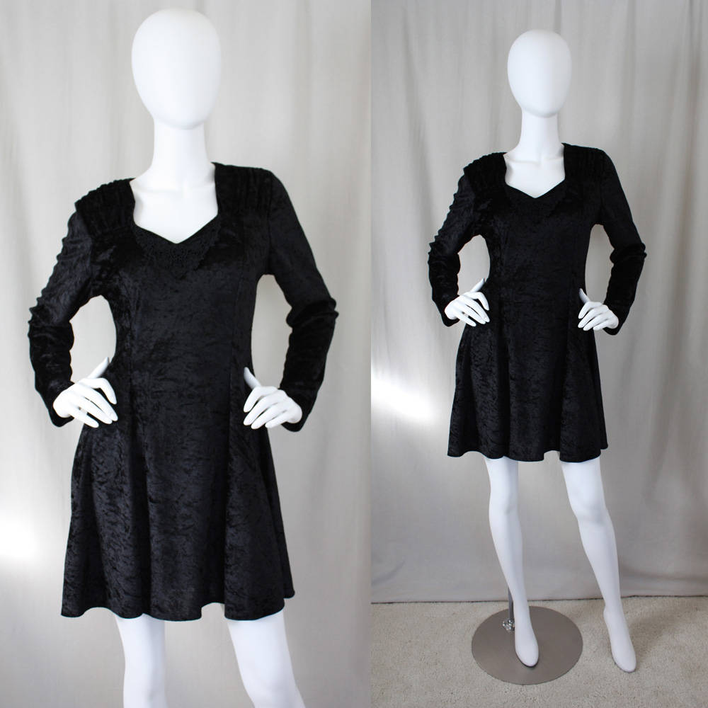 Schwarzer Crushed Samt Vintage | Fit Und Flare Kleid 90Er Jahre Marnie West Klein/Mittel Schwarzer Crushed Samt Vintage | Fit Und Flare Kleid 90Er Jahre Marnie West Klein/Mittel von GoldMoonVintage