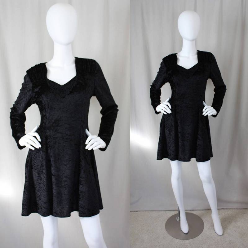 Schwarzer Crushed Samt Vintage | Fit Und Flare Kleid 90Er Jahre Marnie West Klein/Mittel Schwarzer Crushed Samt Vintage | Fit Und Flare Kleid 90Er Jahre Marnie West Klein/Mittel von GoldMoonVintage