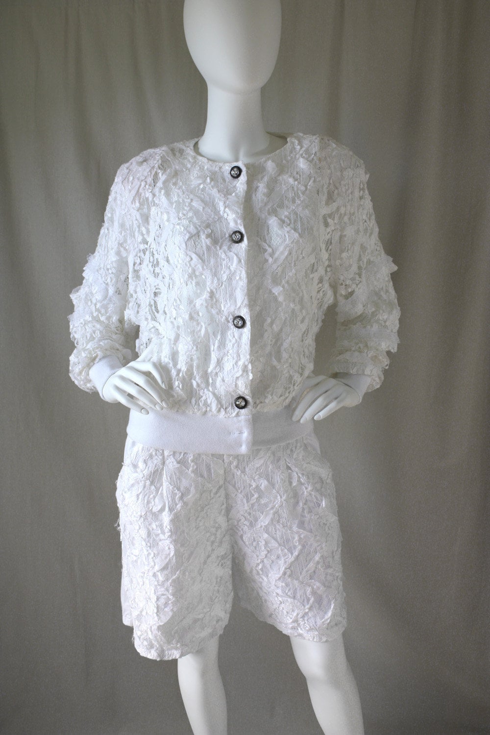 Vintage 80Er Jahre Weiß Cutout Lace & Ribbons Jacke Top & Kurzes Set Outfit/Kristall Knöpfe Baumwolle Boho Festival | Klein, Mittel Vintage 80Er Jahre Weiß Cutout Lace & Ribbons Jacke Top & Kurzes Set Outfit/Kristall Knöpfe Baumwolle Boho Festival | Klein, Mittel von GoldMoonVintage