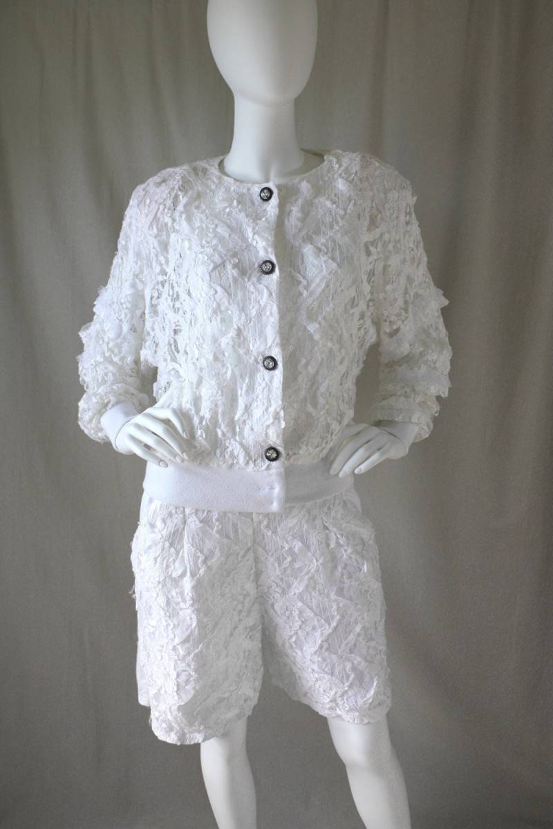Vintage 80Er Jahre Weiß Cutout Lace & Ribbons Jacke Top & Kurzes Set Outfit/Kristall Knöpfe Baumwolle Boho Festival | Klein, Mittel von GoldMoonVintage
