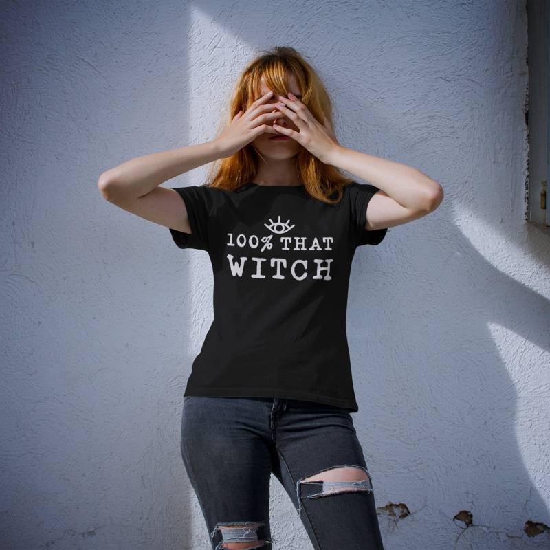Das Hexen T-Shirt | 100% That Witch Shirt Halloween Herbst Ich Habe Gerade Ein Dna Test Lustige Shirts von GoldPetalApparel